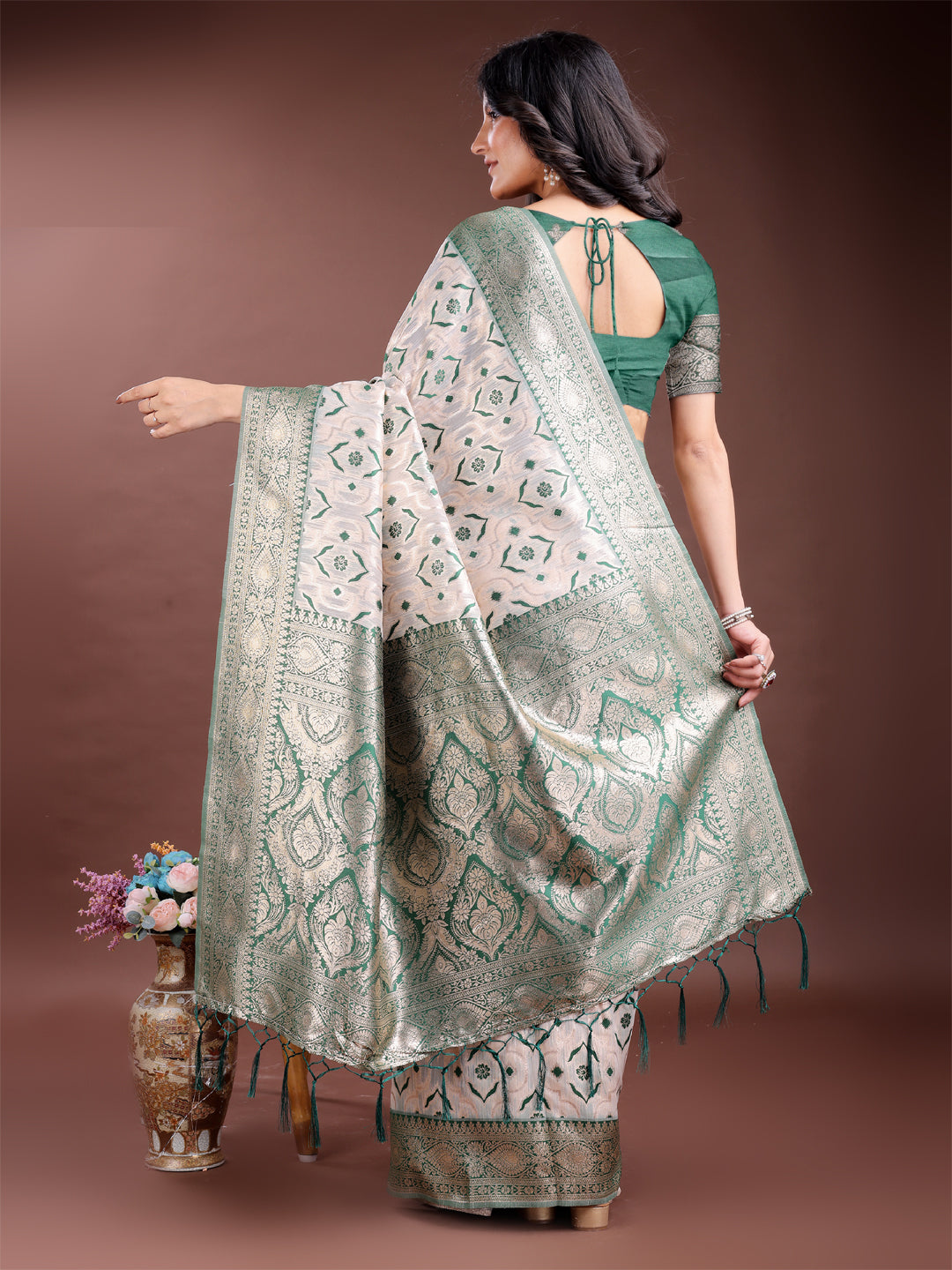 Astita Graceful Cream & Green Linen Cotton Saree with Rich Zari Pallu – A Touch of Royal Comfort