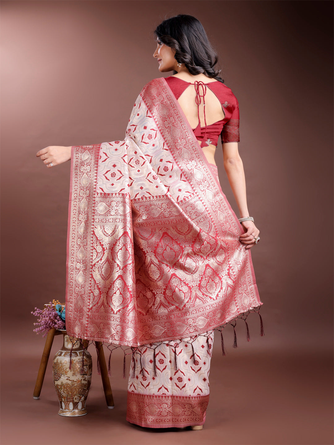 Astita Graceful Cream & Red Linen Cotton Saree with Rich Zari Pallu – A Touch of Royal Comfort