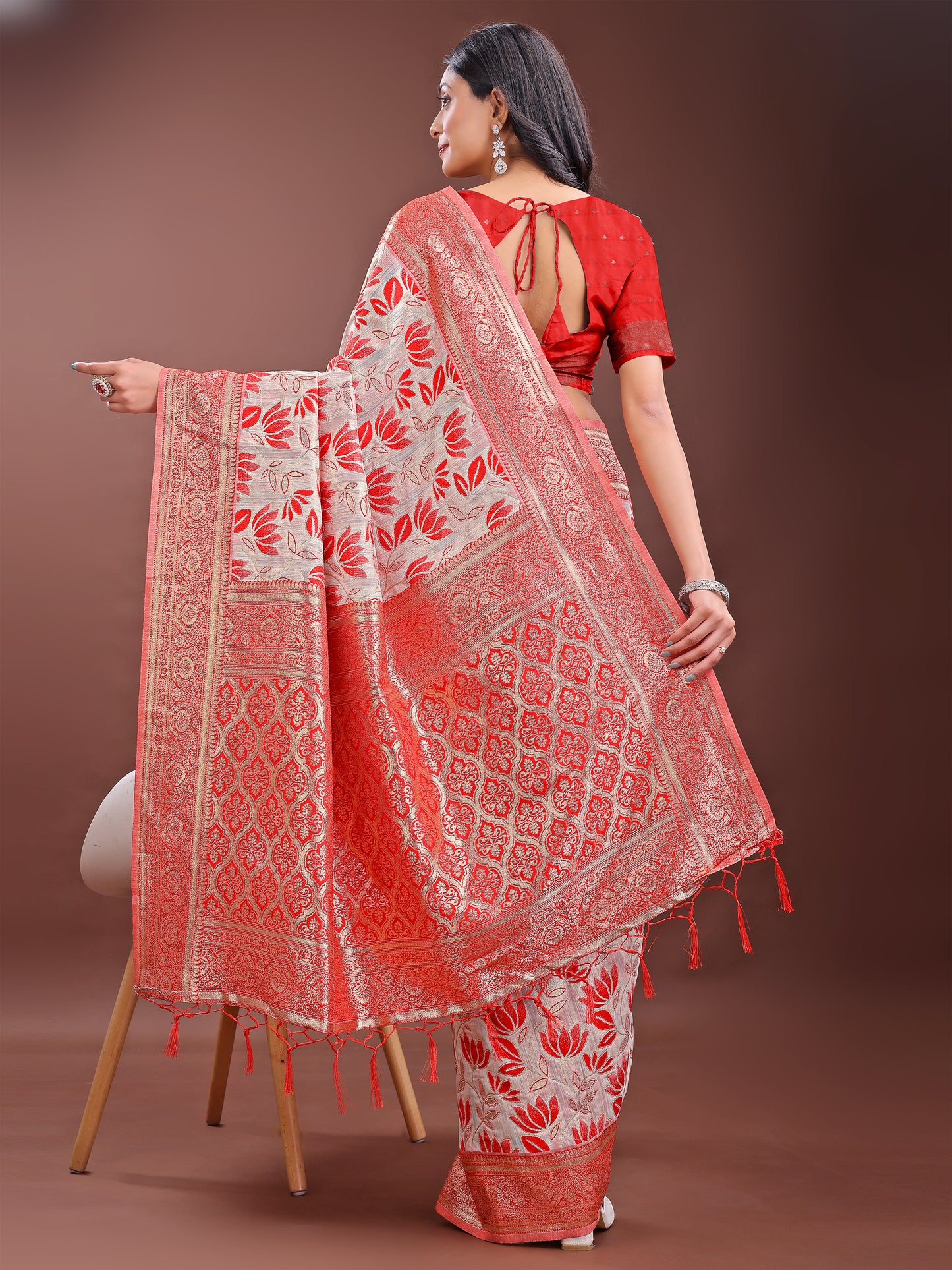Stunning Beige & Red Linen Saree with Floral Print and Rich Zari Pallu – Festive & Traditional Wear