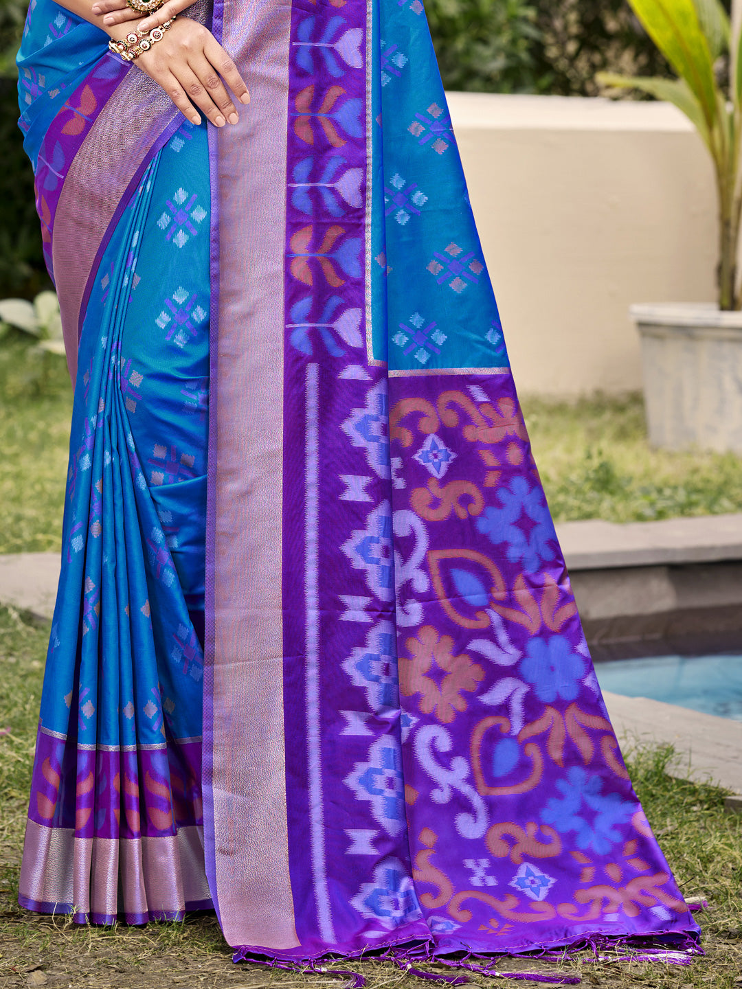Astita Exquisite Blue & Violet Pochampalli Soft Silk Saree with Grand Ikat Woven Pallu – Perfect for Weddings, Festivals & Traditional Celebrations