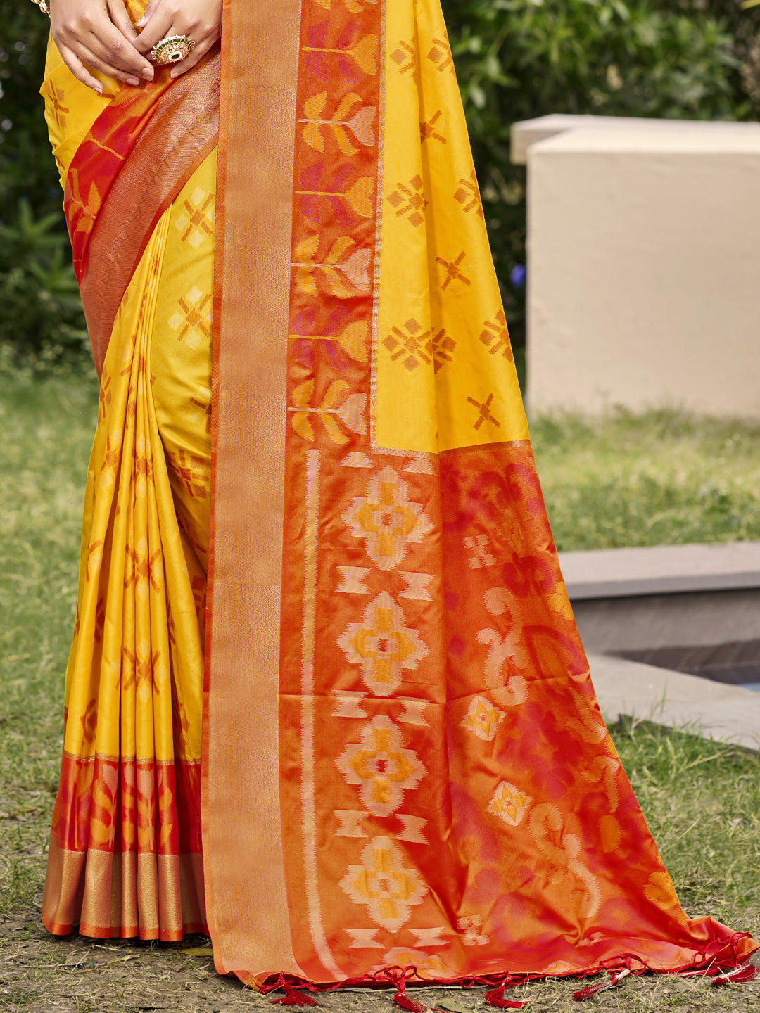 Astita Exquisite Yellow & Red Pochampalli Soft Silk Saree with Grand Ikat Woven Pallu – Perfect for Weddings, Festivals & Traditional Celebrations