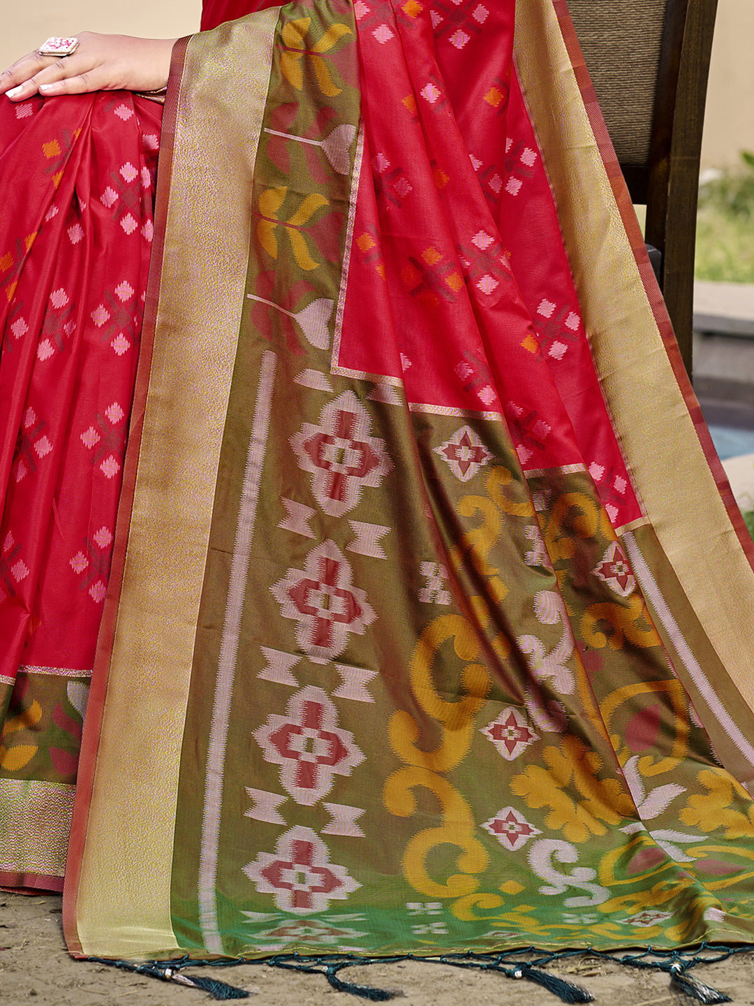 Astita Exquisite Red & Mhendi Green Pochampalli Soft Silk Saree with Grand Ikat Woven Pallu – Perfect for Weddings, Festivals & Traditional Celebrations