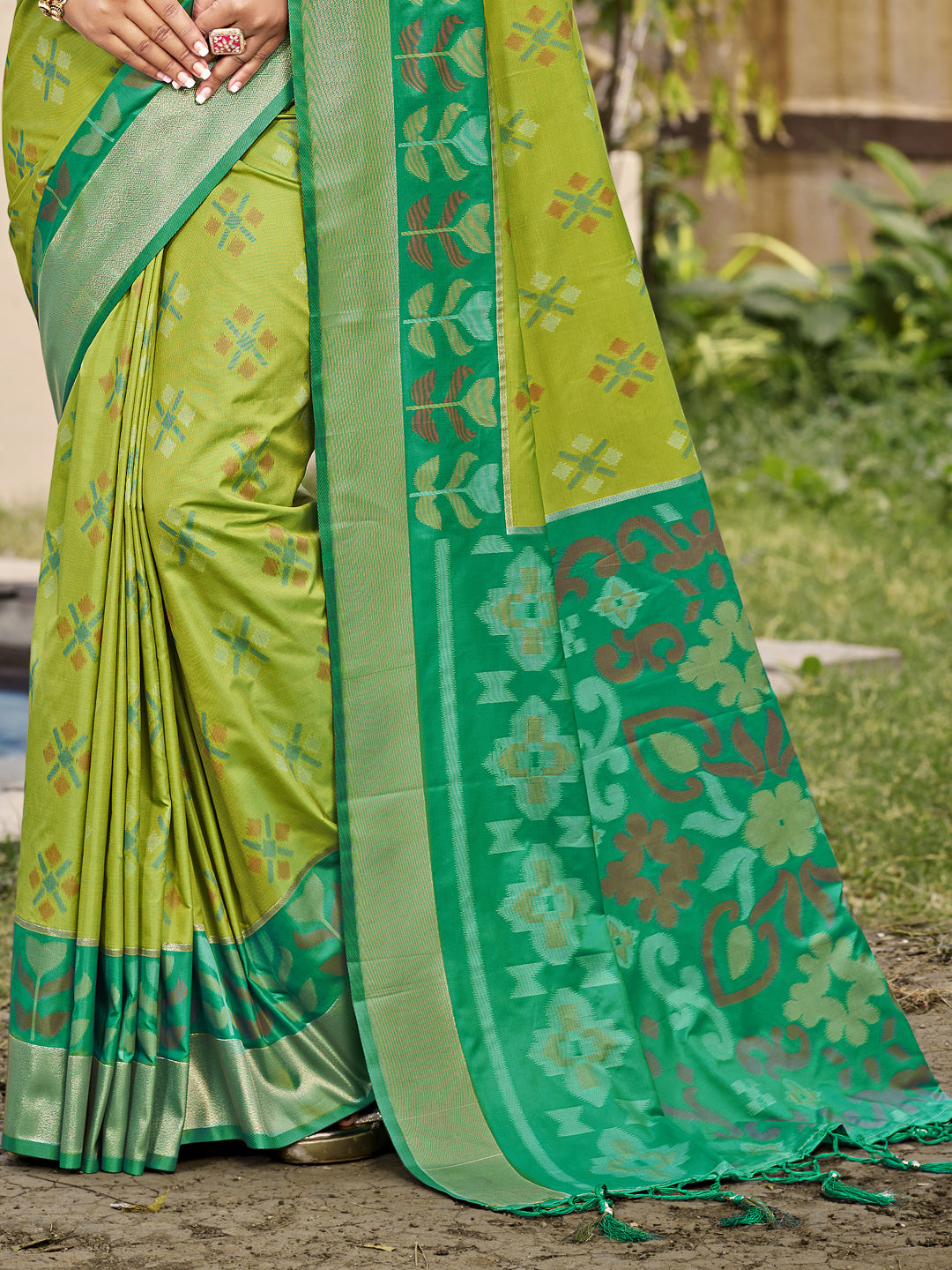 Astita Exquisite Light Green & Green Pochampalli Soft Silk Saree with Grand Ikat Woven Pallu – Perfect for Weddings, Festivals & Traditional Celebrations