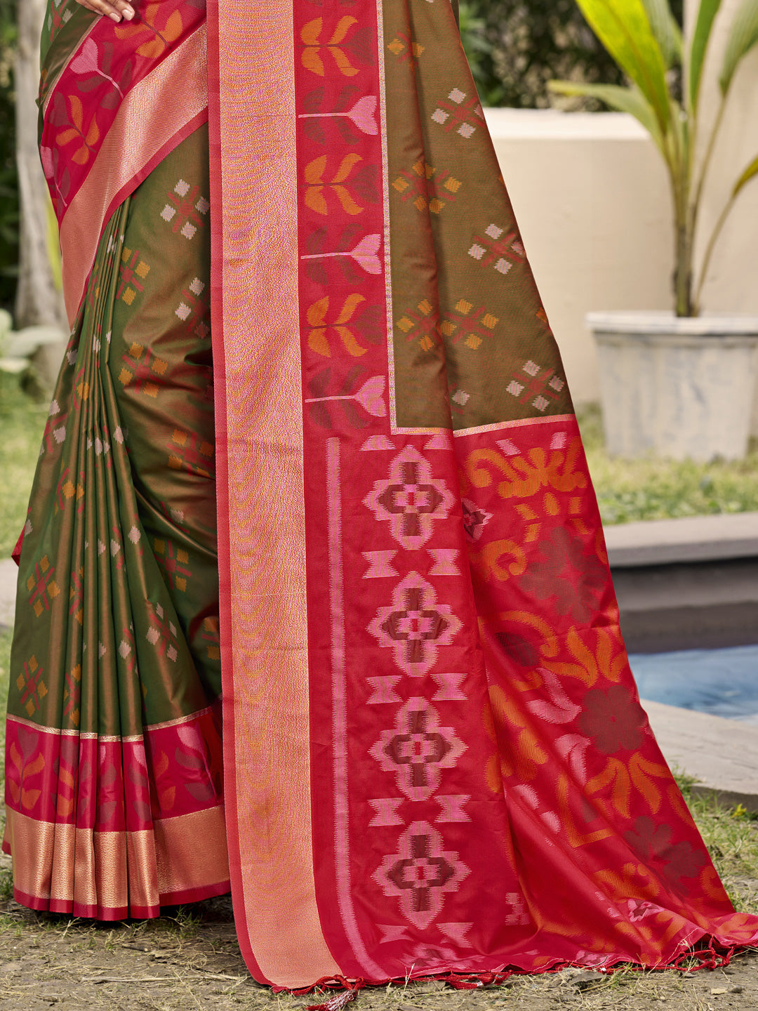 Astita Exquisite Brown & Red Pochampalli Soft Silk Saree with Grand Ikat Woven Pallu – Perfect for Weddings, Festivals & Traditional Celebrations