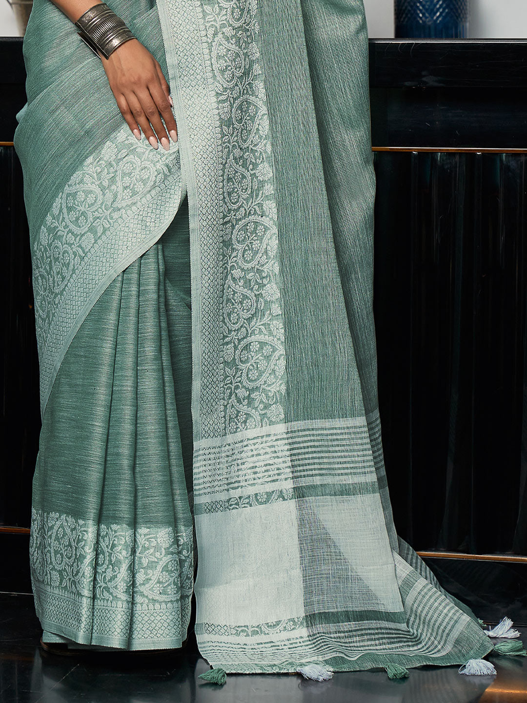 Elegant Sea Green Woven Linen Saree with Contrast Zari Border & Tassels – Soft & Breathable Party Wear