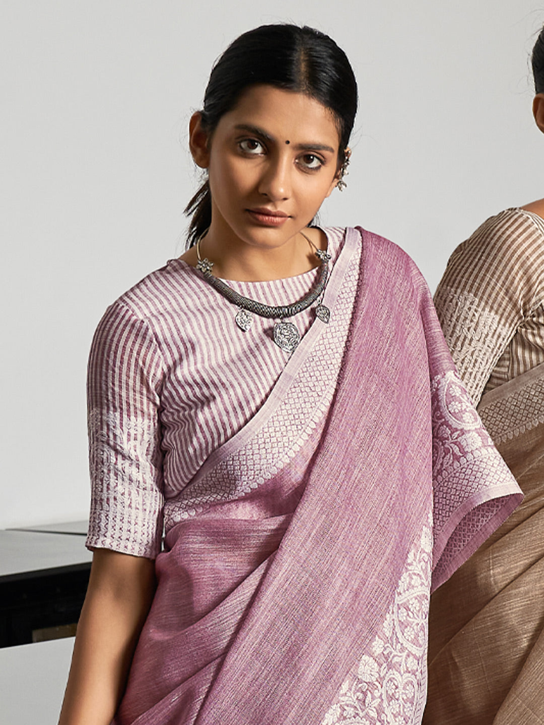 Elegant Mauve Woven Linen Saree with Contrast Zari Border & Tassels – Soft & Breathable Party Wear