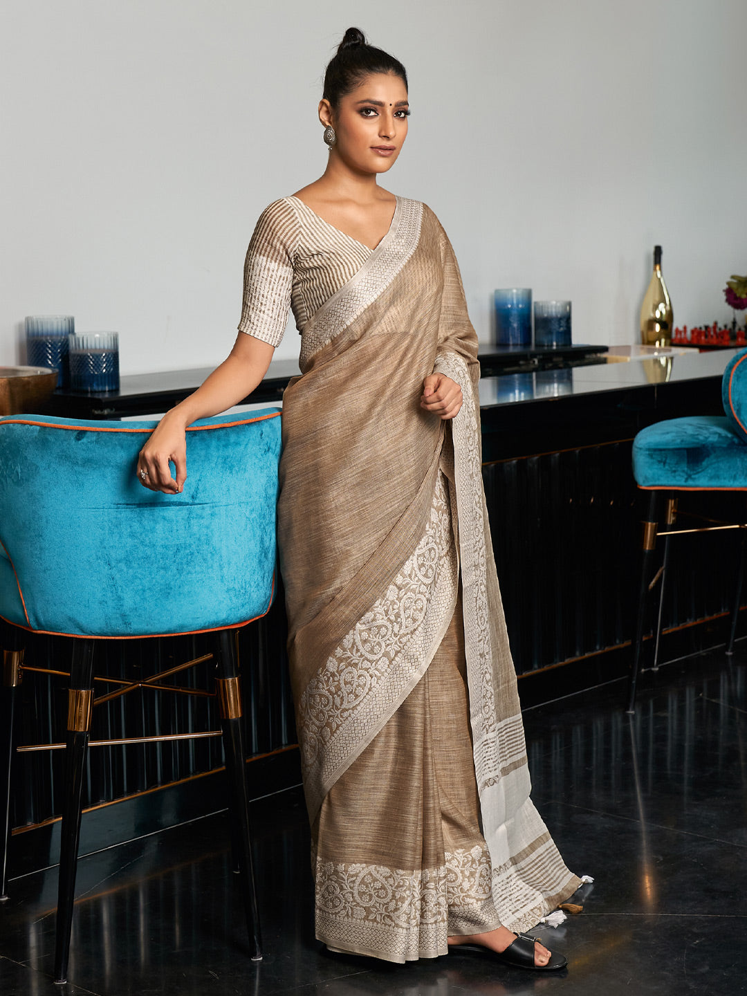 Elegant Beige Woven Linen Saree with Contrast Zari Border & Tassels – Soft & Breathable Party Wear