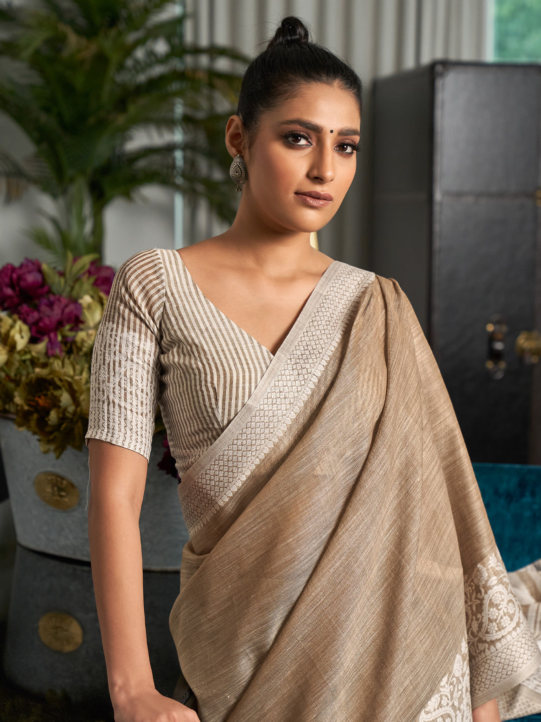 Elegant Beige Woven Linen Saree with Contrast Zari Border & Tassels – Soft & Breathable Party Wear