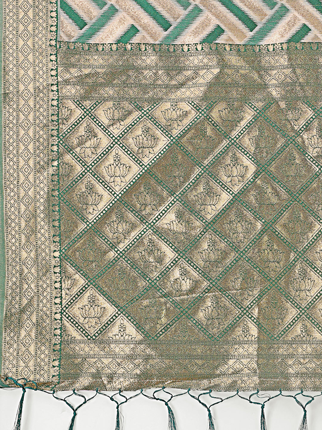 Astita Elegant Green & Cream Linen Saree with Geometric Design and Zari Border – Festive & Party Wear