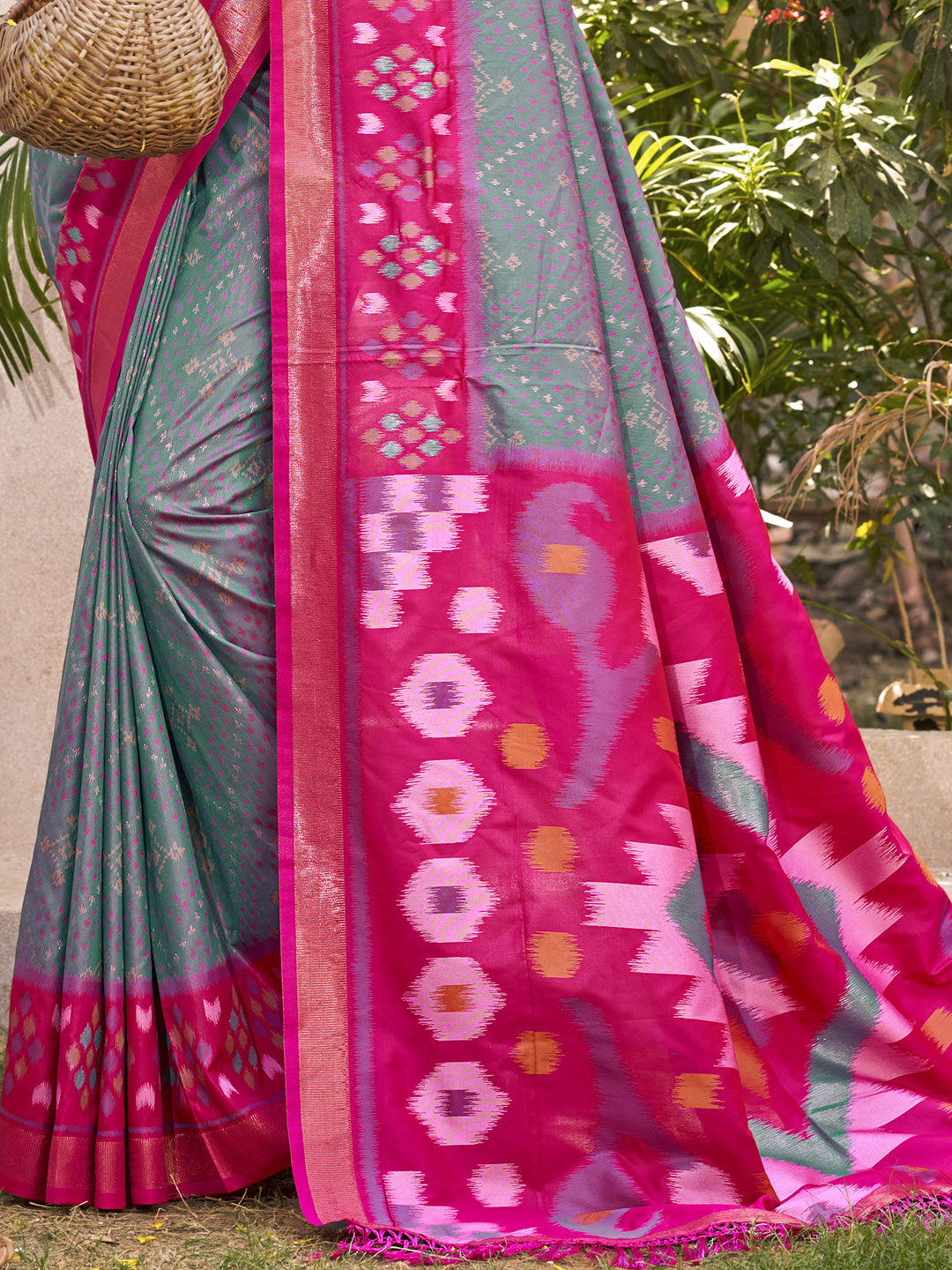 Astita Grey & Magenta Pochampalli Soft Silk Saree with Traditional Ikat Woven Pallu – Perfect for Festive Celebrations & Wedding Occasions