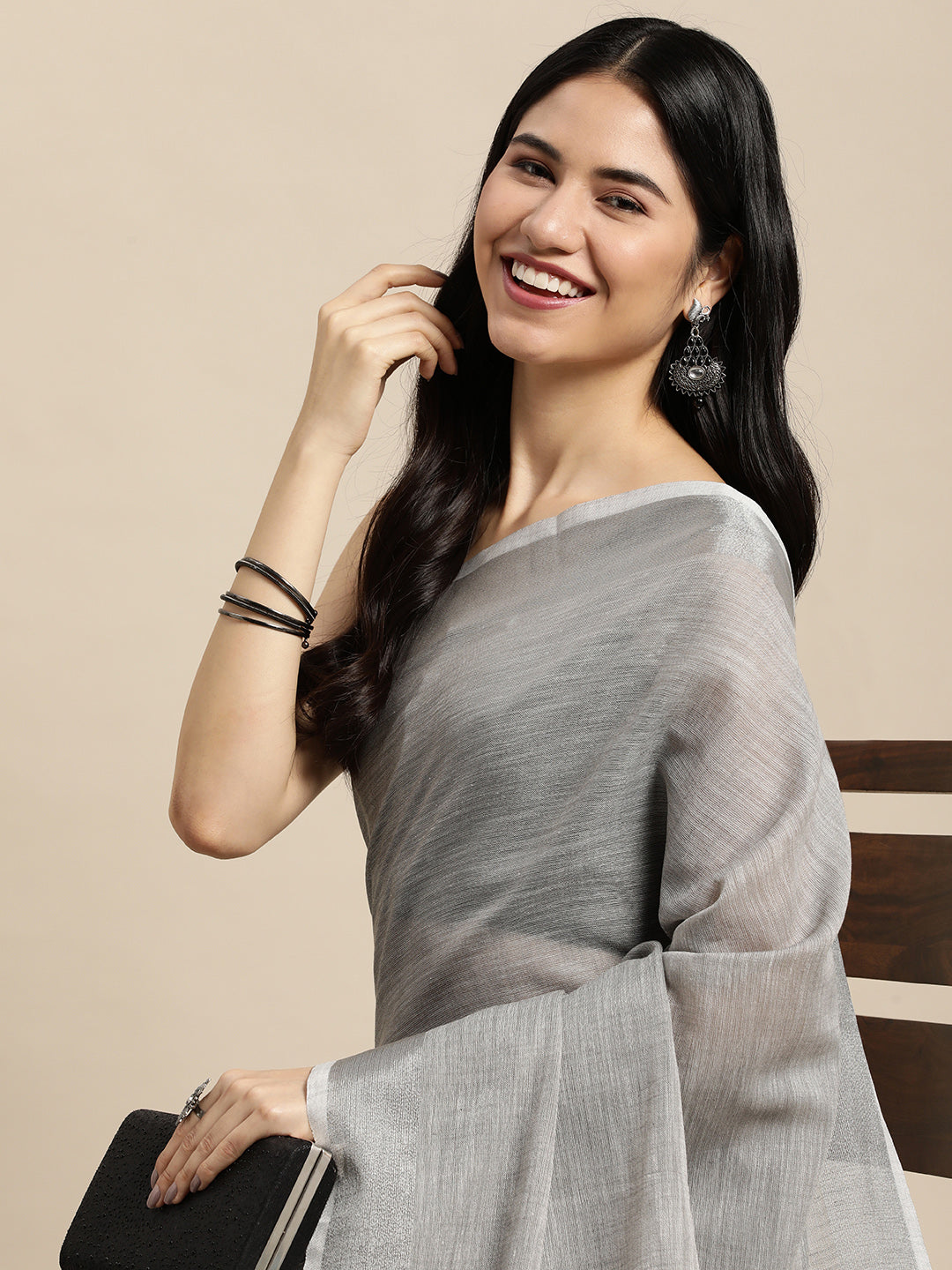 Astita Elegant Light Grey Woven Linen Saree with Contrast Zari Border & Tassels – Soft & Breathable Party Wear