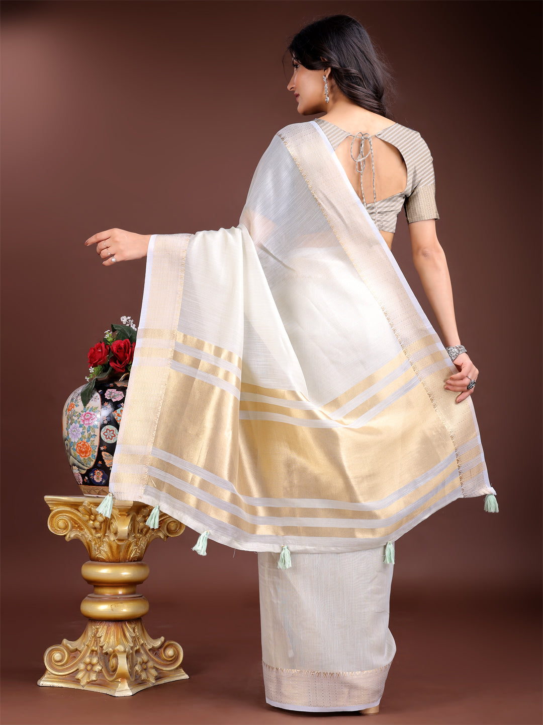 Astita Elegant Grey Woven Linen Saree with Contrast Zari Border & Tassels – Soft & Breathable Party Wear